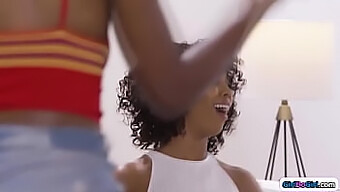 แม่เลี้ยง Misty Stone และลูกติดไม้มะเกลือมีส่วนร่วมในการจูบที่เย้ายวนและออรัลเซ็กซ์