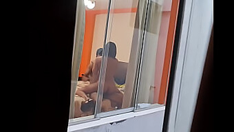 내 친구가 직장 여행 중에 배우자에게 불충실한 것을 발견했습니다