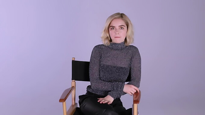 Kiernan Shipka ท้าทายการช่วยตัวเองที่เย้ายวนใจในการแสดงเดี่ยวที่น่าดึงดูดใจ