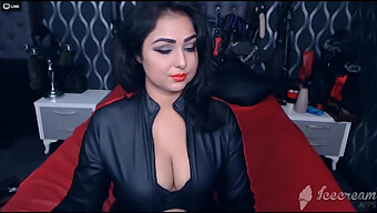 Femdom Mistress Sigara Fetişine Kendini Kaptırıyor