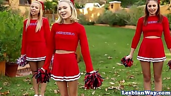 Uygulama Sonrası Dört Cheerleader Sıcak Bir Grup Seansına Giriyor