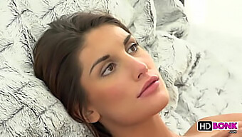 August Ames ความงามที่งดงามสนุกกับการเผชิญหน้าทางเพศที่ดุร้าย