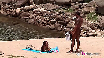 Iyi Donanımlı Siyah Bir Adam, Nudist Plaj Buluşmalarını Başarıyla Talep Ediyor.