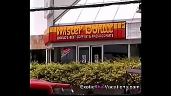 Pattaya, Tayland'Da Duygusal Masözler Ve Sarhoş Hosteslerle Röportaj