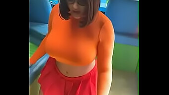 คอสเพลย์คนไหนกําลังเล่น Velma ในวิดีโอนี้?